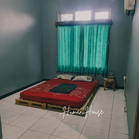 Human House Bed & Breakfast Сурабая Екстериор снимка