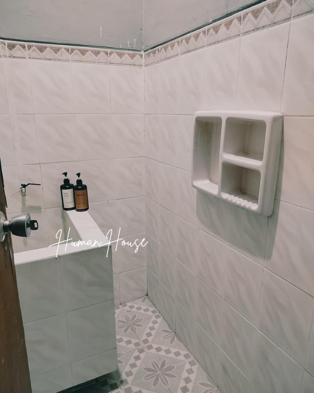 Human House Bed & Breakfast Сурабая Екстериор снимка